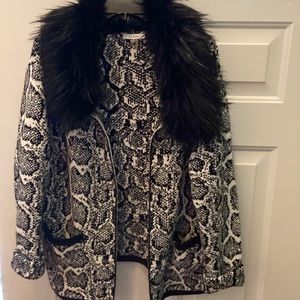 Sioni blk/white sweater w/detachable fur around neck